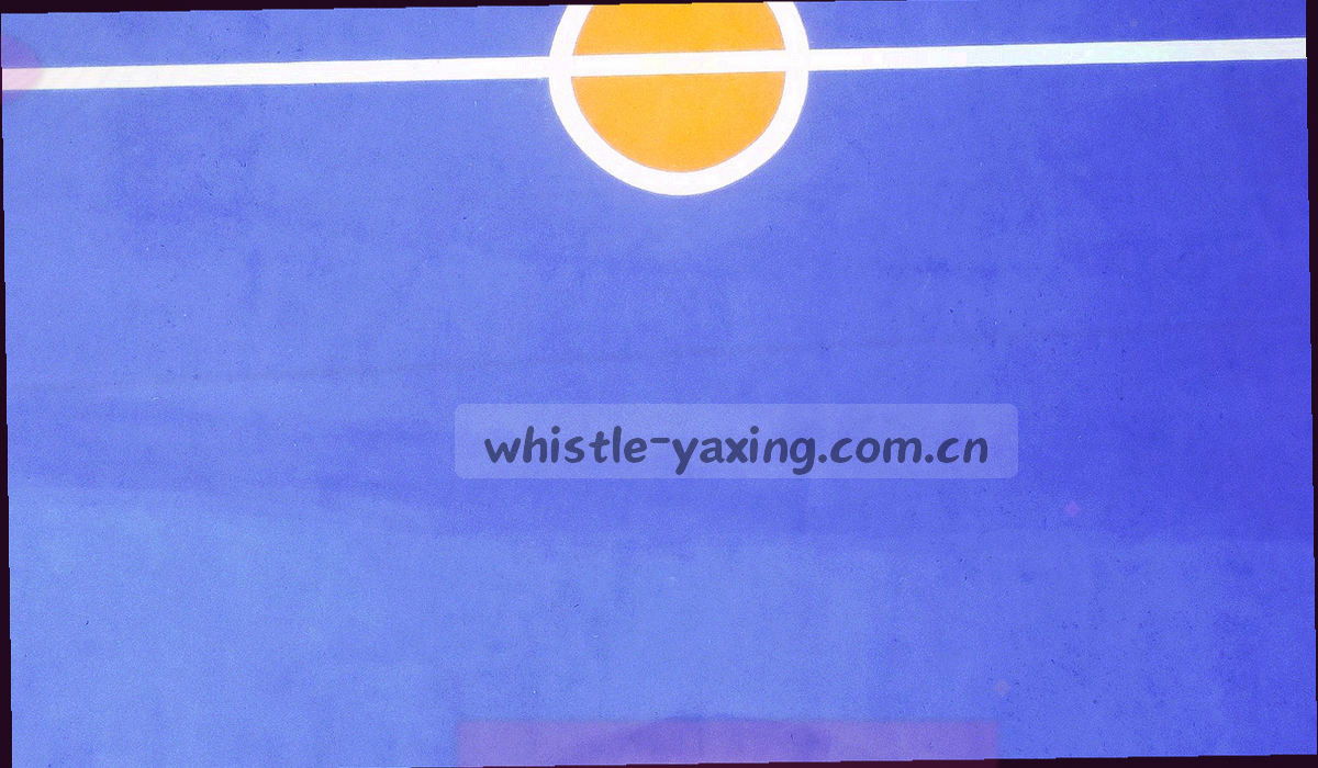 桌面显示器、键盘与鼠标的局部俯拍，屏幕上呈现抽象赛程表格纹理